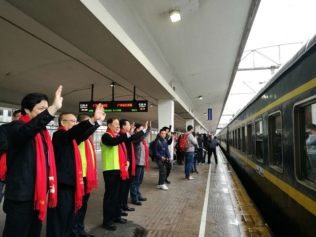 张宏斌出席广东省湖北商会2017 暖冬行动·爱心专(图2)